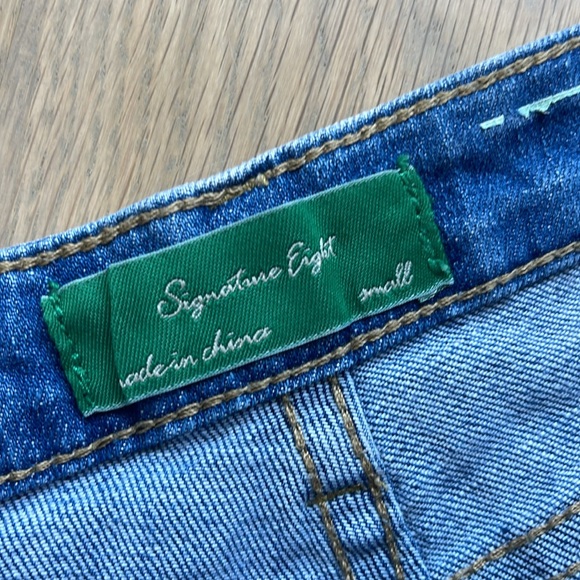 Signature eight Jean shorts size small with stretch, super comfy denim cut offs - Picture 2 of 3